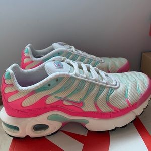 Pink Nike air max plus